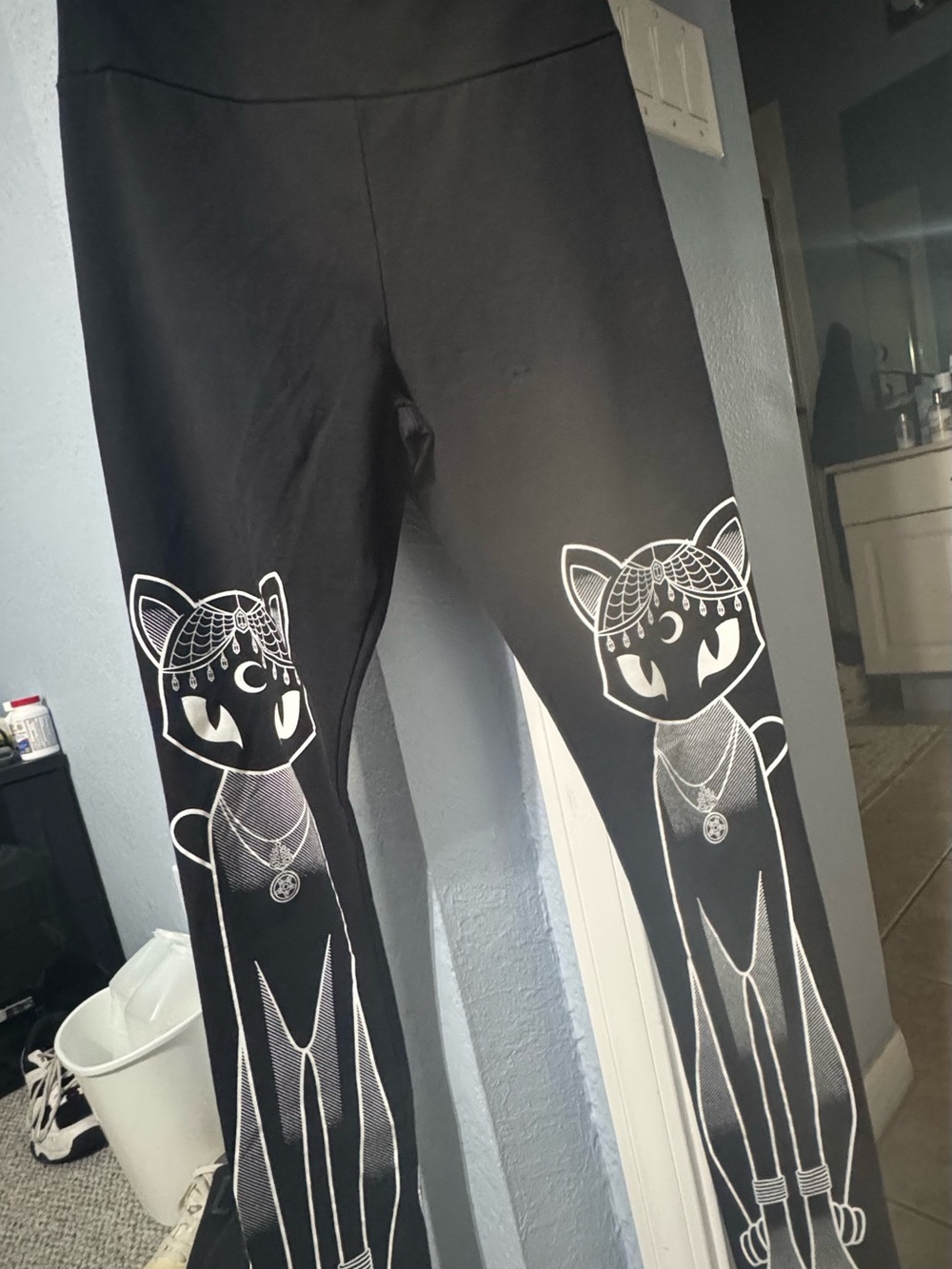 Women’s Leggings with White Cat Graphic